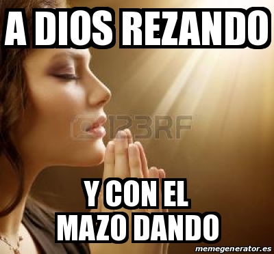 Meme Personalizado A Dios Rezando Y Con El Mazo Dando