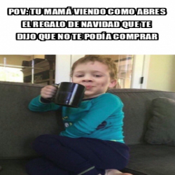 Meme Personalizado POV Tu mamá viendo como abres el regalo de