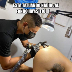 Meme Personalizado ESTA TATUANDO NADIA AL FONDO HAY SITIO