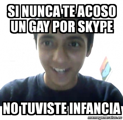 Chico gay musculoso se va pajeando por Skype